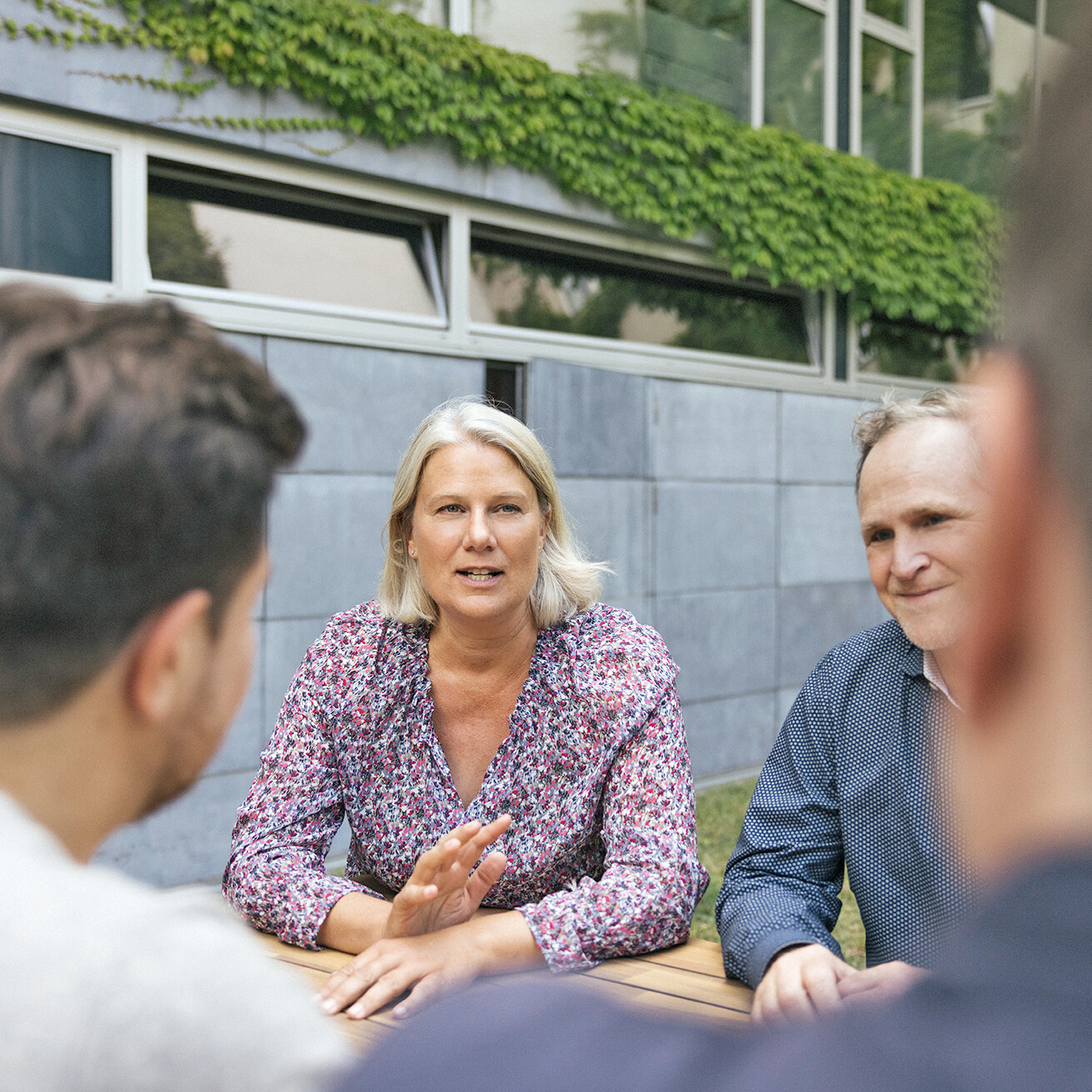 Beratung und Vertretung von Arbeitnehmern im Arbeitsrecht – Verhandlung von Arbeitsverträgen, Beratung zum laufenden Arbeitsverhältnis. Spezialisiert auf zweisprachige Verträge aus anderen Rechtsordnungen.